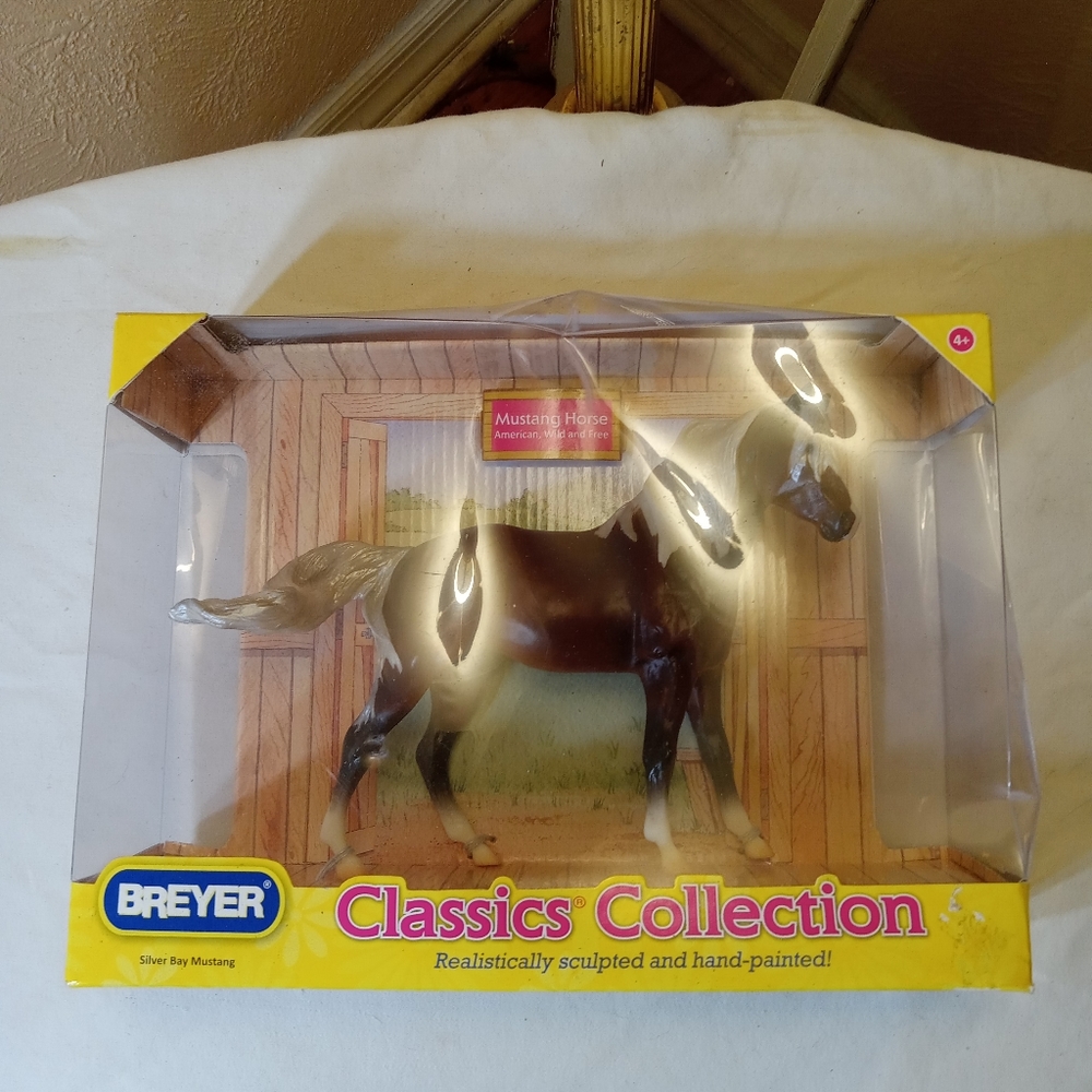 Breyer Silver Bay Mustang Horse Figurine #934 Classic Collection 2012 1:12 NEW